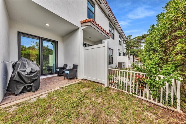 Building Photo - 1004 Willow Pl