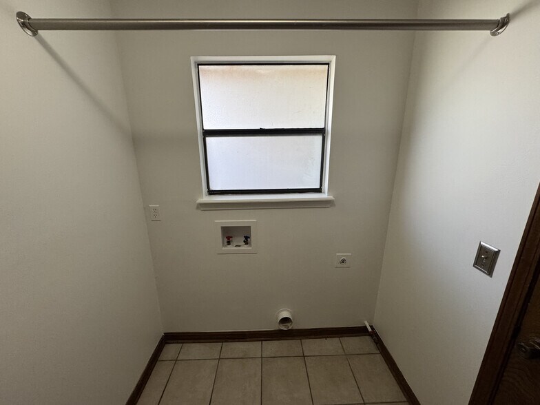 Building Photo - 7108 S Indianapolis Ave