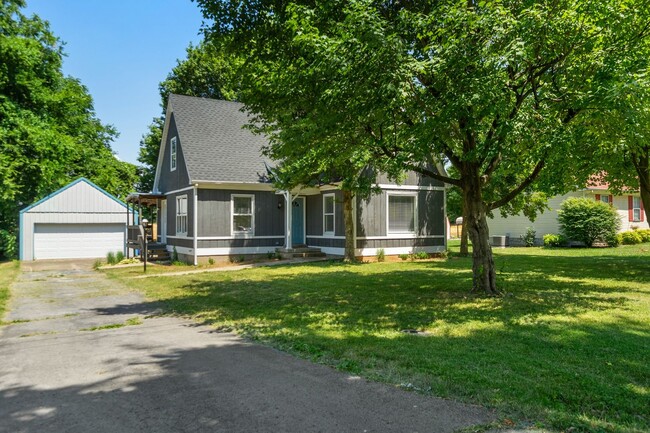 Primary Photo - Renovated 3 Bedroom / 2 Bathroom Home Fran...