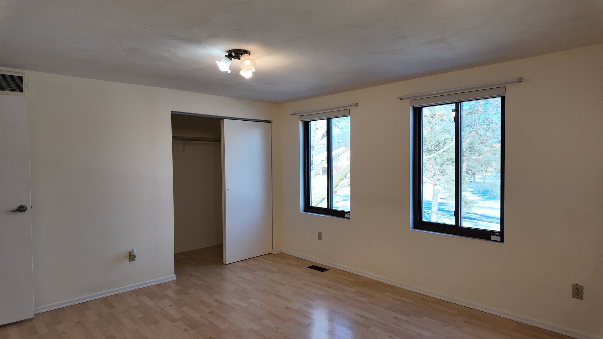 Building Photo - 2 Meadowbrook Dr