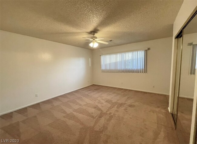 Building Photo - 6225 Vista Verde N