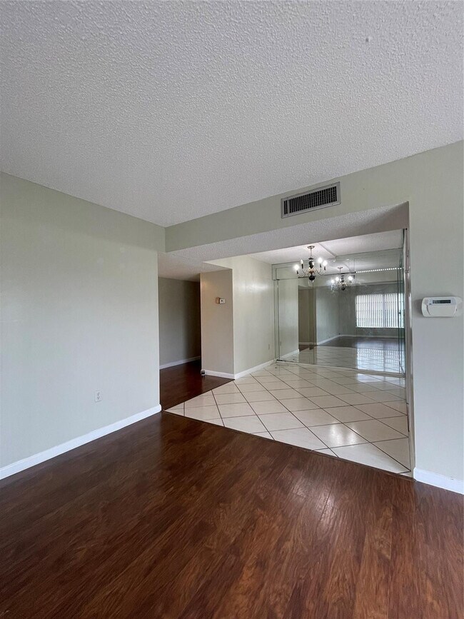 Building Photo - 4158 Inverrary Dr