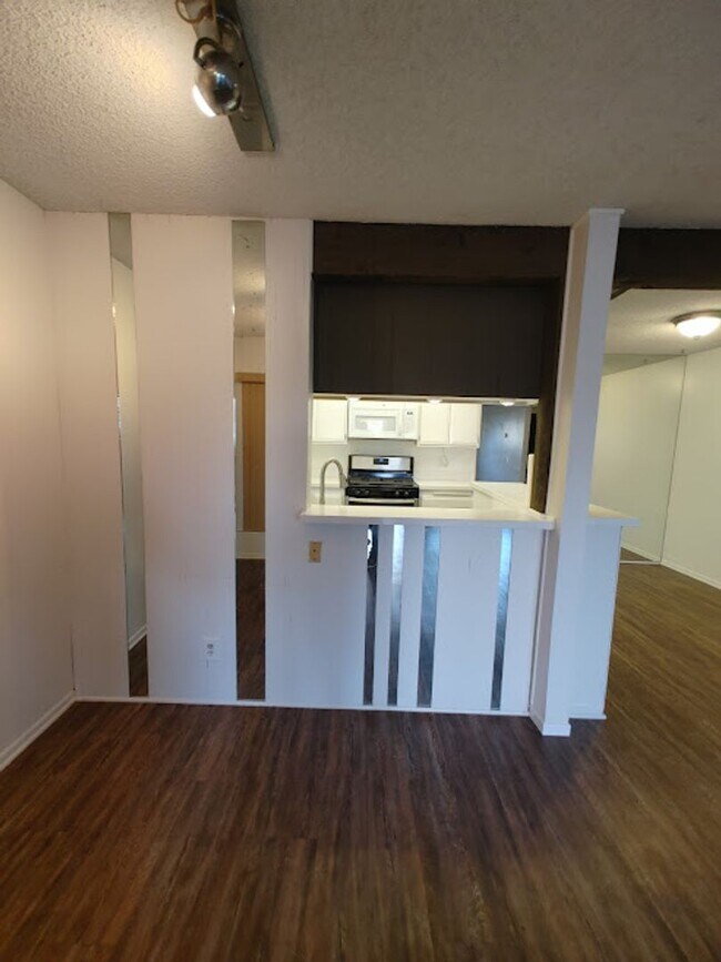 Building Photo - U{COMMING - PEACEFUL 2BD/2BA CONDO NEAR THE PARK  refrigerator