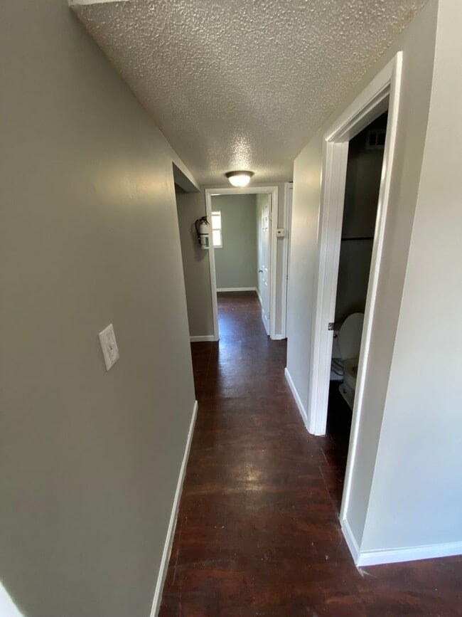 Building Photo - **Spacious 2 Bedroom | 1.5 Bath with Functional Layout**