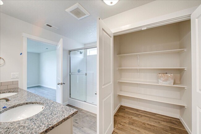 Building Photo - Beautiful 5 Bedroom Home in Nampa, Great Location!