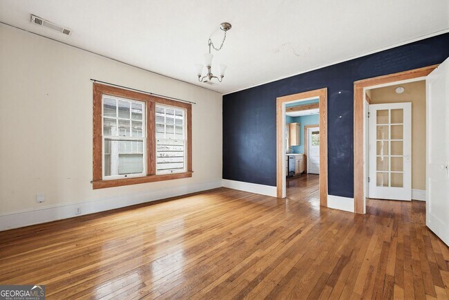 Building Photo - 114 E Maple St