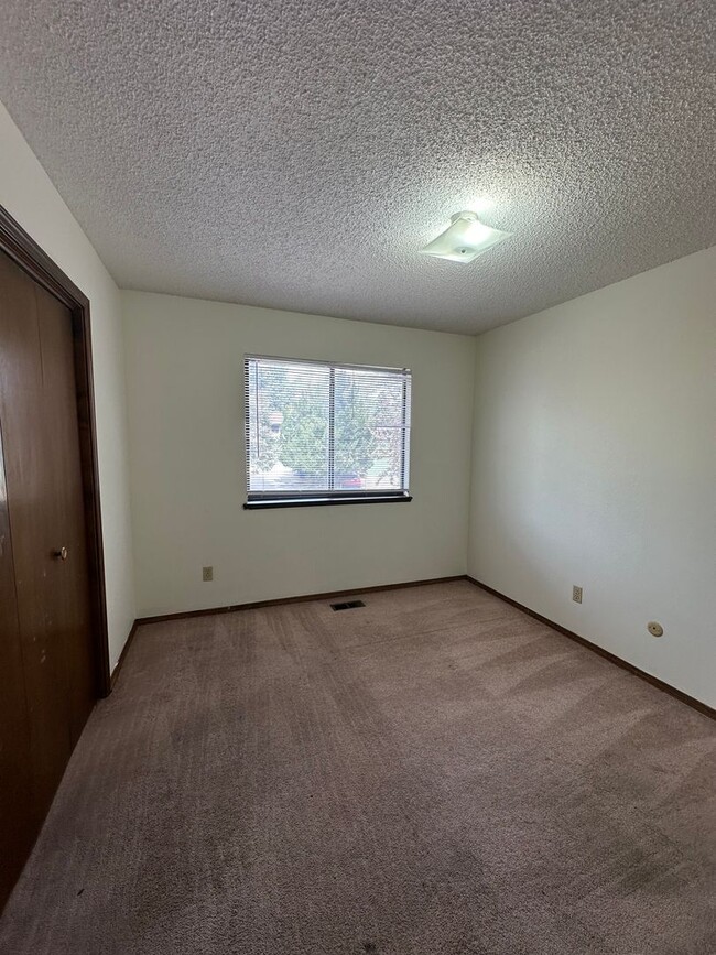 Building Photo - Lovely 4 bedroom house avail now