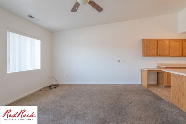 Building Photo - Spacious 3 Bedroom Townhome in Central St....