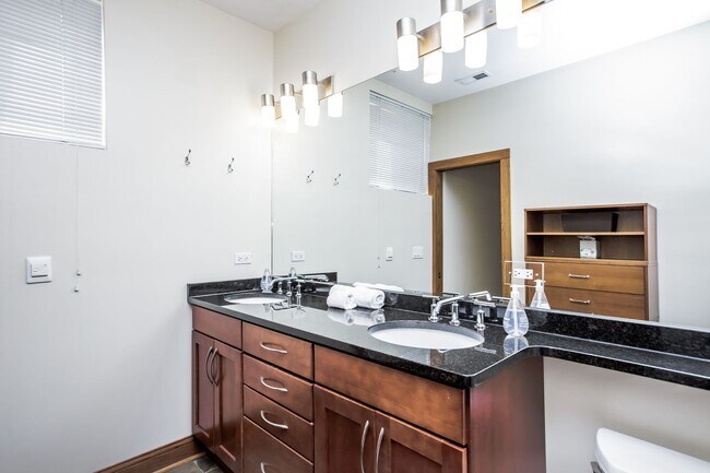 Building Photo - Bucktown: Fully furnished gorgeous 3 Bed, ...