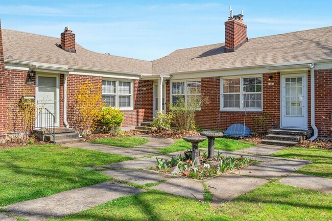 Building Photo - Beautifully maintained 1-bdrm/1-bath unit in 4-plex. Fireplace, off-street parking, laundry, grea...