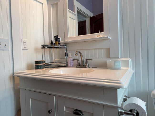 Building Photo - Charming Home For Rent Near UNO & Aksarben