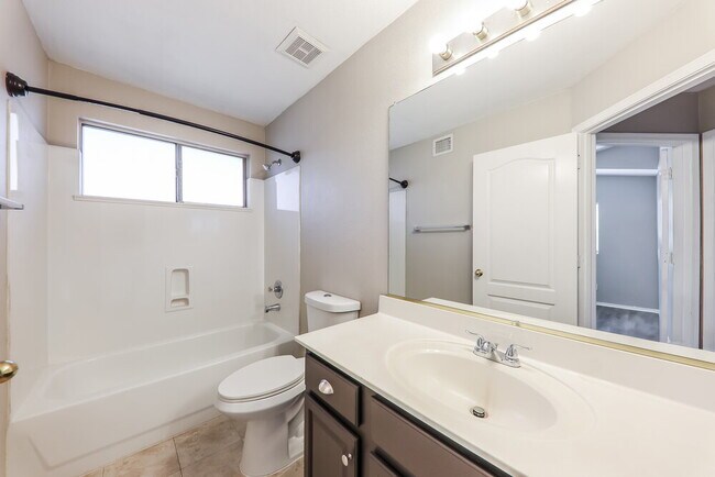 Building Photo - 548 E Cathy Dr