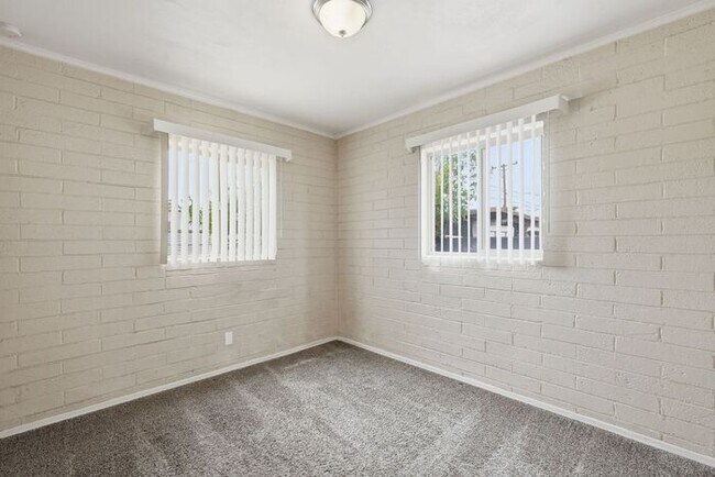 Building Photo - 2520 E Cameron Vista