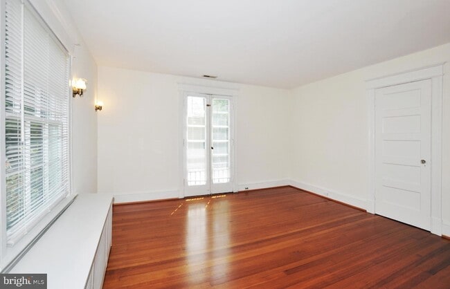 Building Photo - 3752 Kanawha St NW