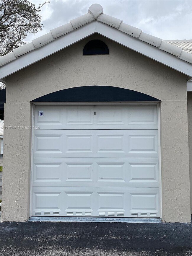 Building Photo - 2841 N Oakland Forest Dr