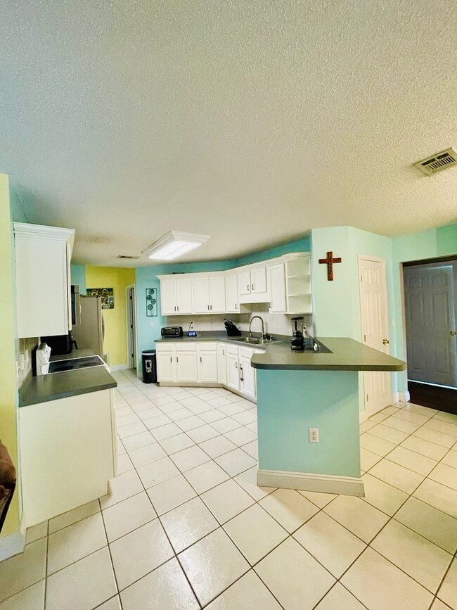 kitchen - 732 Denise Dr