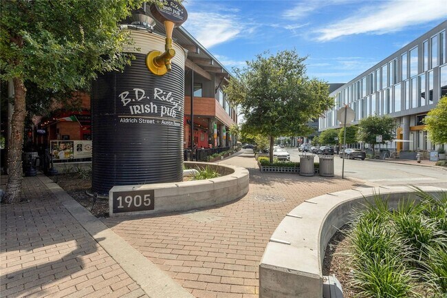 Building Photo - 2805 McCurdy St