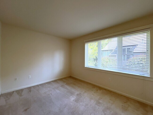 Building Photo - Incredible Forrest Park Townhome!! 2 bedroom, 2 bath, HUGE attached Garage!