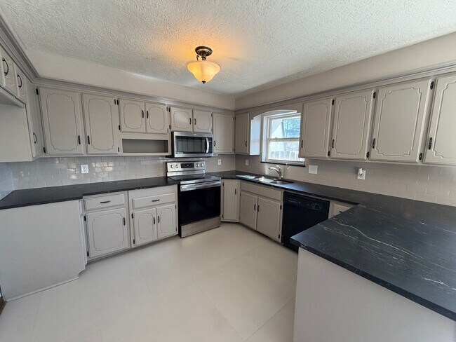 Building Photo - Beautiful 3bed/2.5bath Updated Westside Norman Home Available for Rent!