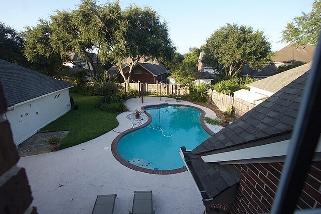 Building Photo - 1615 Greenleaf Oaks Dr