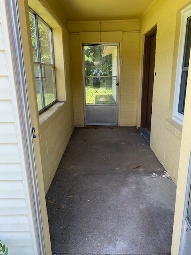 Building Photo - Quiet Living and close to the Back Gate