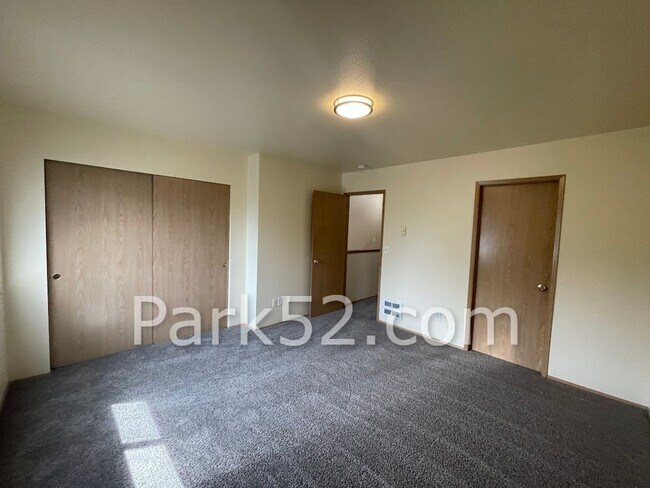 Building Photo - 2 Bedroom University Place Townhome