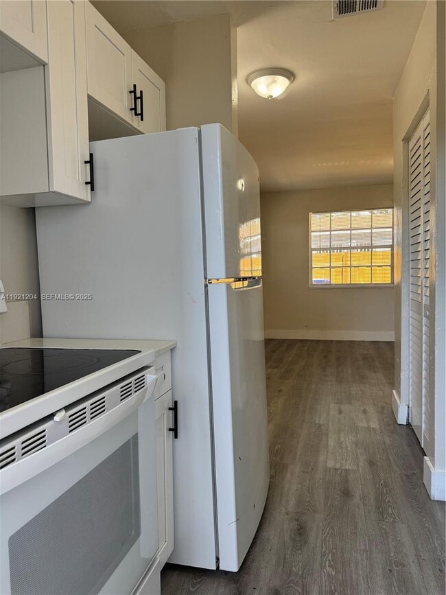 Building Photo - 522 NW 13th Ave