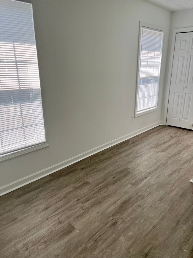 Building Photo - King George 3 Bedroom End Unit