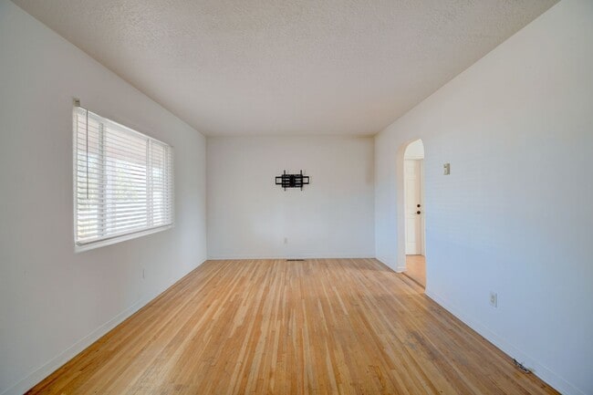 Building Photo - NE Heights 2 Bedroom 1 Bath  with garage