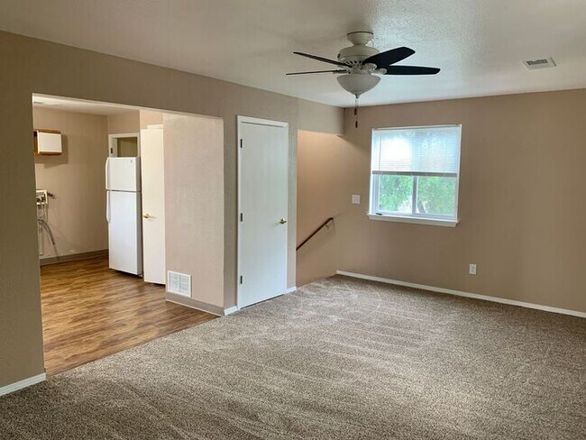 Building Photo - Move-In Special: 2 Weeks Free! Spacious 3 Bed, 1.5 Bath Apartment in Longmont