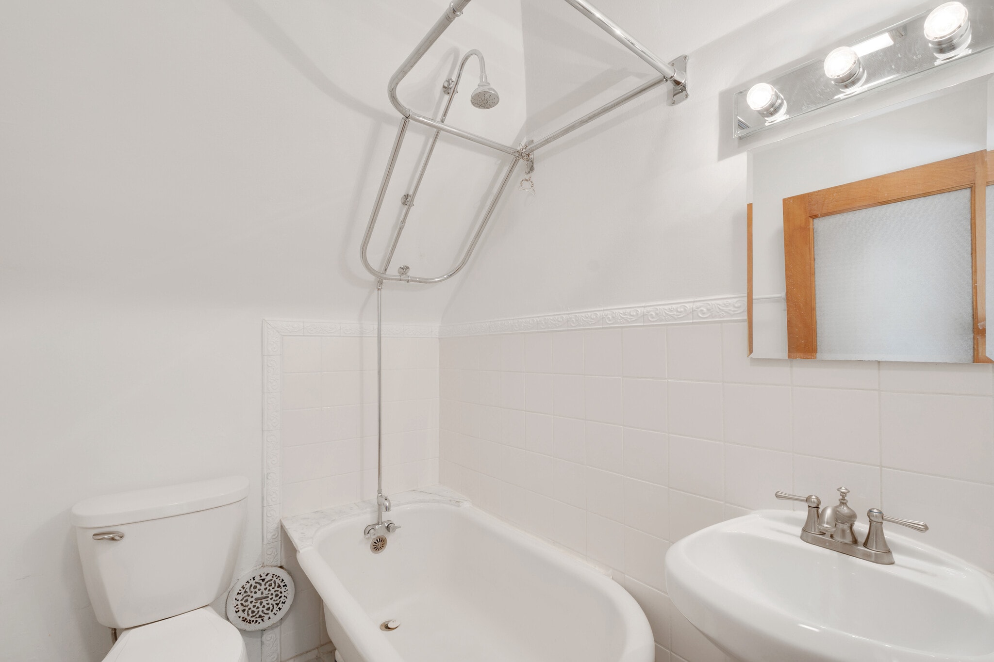 Clawfoot Tub - 911 Lincoln Ave