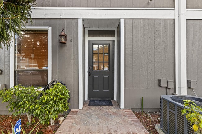 Building Photo - 814 Hill Dr