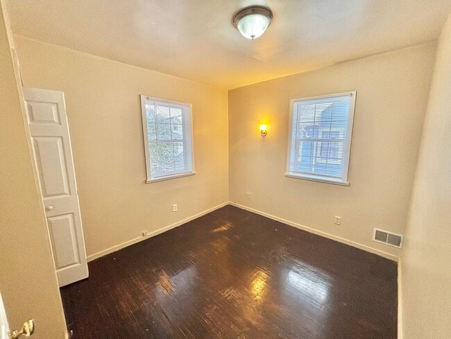 Building Photo - Spacious 3bd House | Driveway | Enclosed Porch