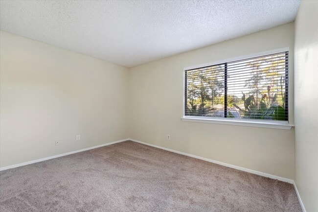 Building Photo - 15919 Golf Club Dr