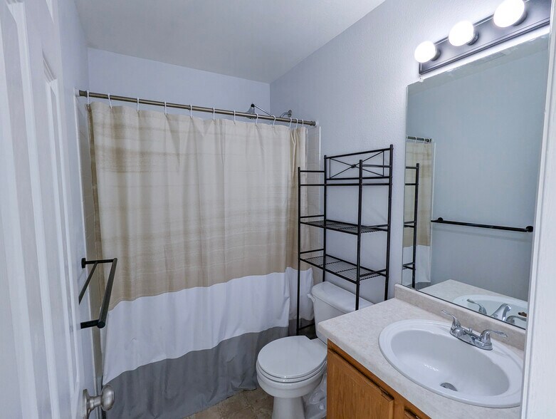 Building Photo - 307 Benton St