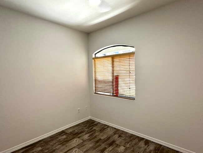 Building Photo - Gorgeous 2 bedroom / 2 bath condo in The E...