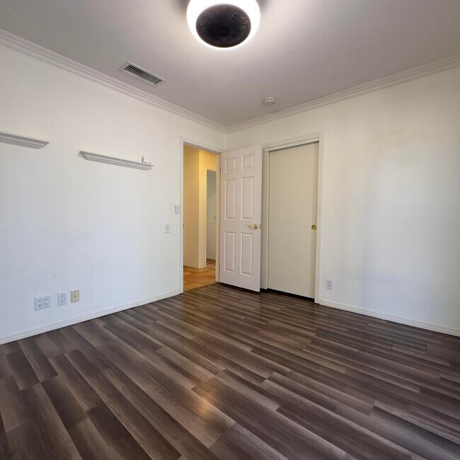 Building Photo - 40064 Silktree Ct
