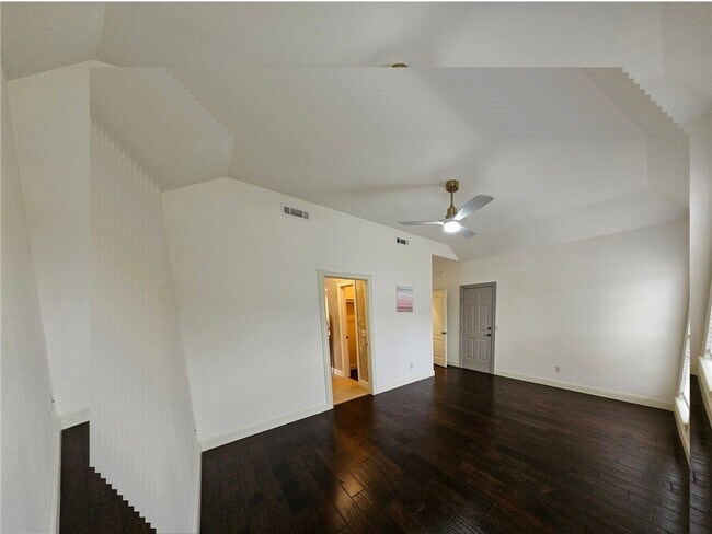 Building Photo - 1300 SW Willowbend Ave