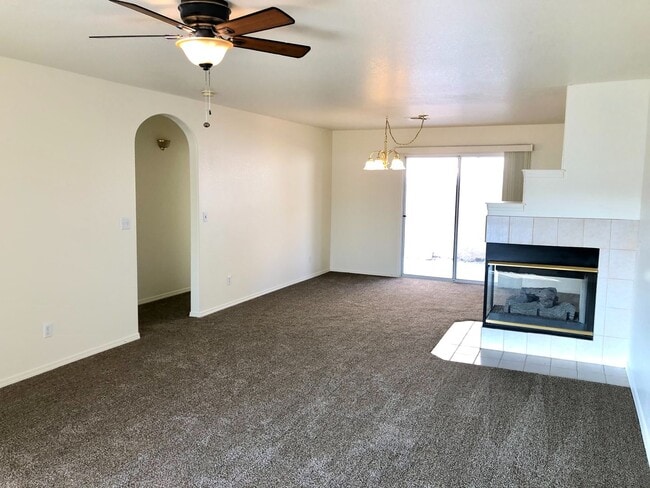 Building Photo - Beautiful 2 Bedroom, 2 bathroom Home in El Camino Village!