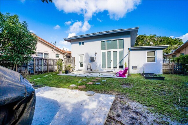 Building Photo - 3130 SW 25th St