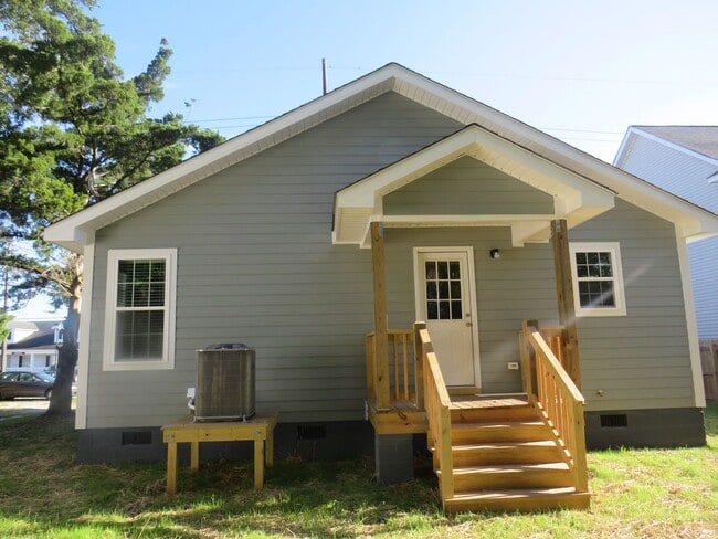Building Photo - 612 Cedar St