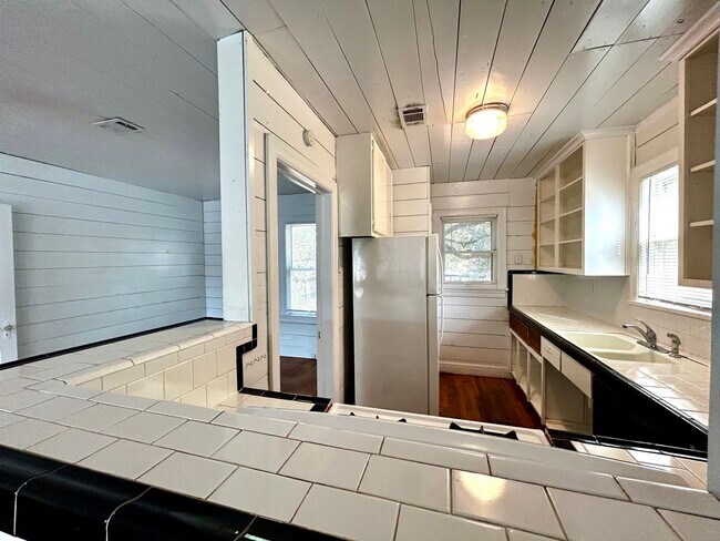 Building Photo - 1305 Lorrain St - Unit C