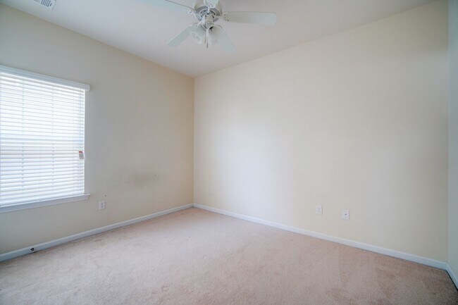 Building Photo - 4 BR/2 BA, 1 Car Garage, Charming Home in ...