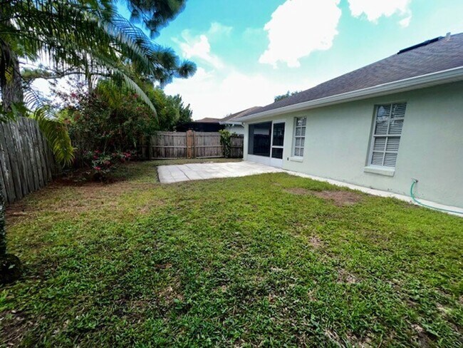 Building Photo - 2024 Donegan Pl