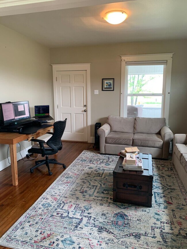 Building Photo - Ranch Style Farm House!