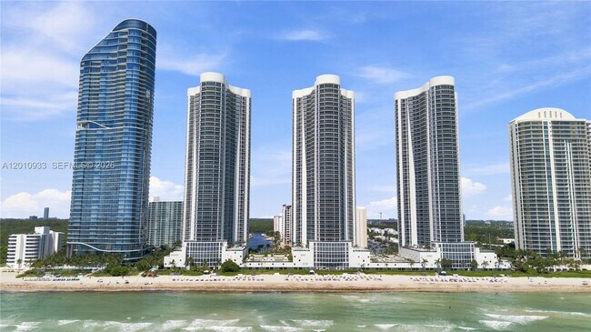 Building Photo - 15811 Collins Ave