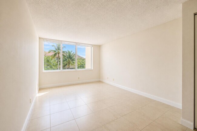 Building Photo - 6700 Royal Palm Blvd