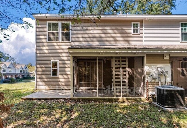 Building Photo - 7900 Shadow Oak Dr