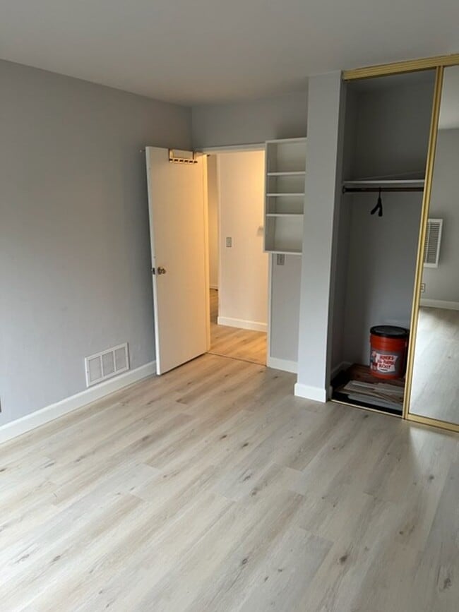 Building Photo - Great One Bedroom Condo Golden Oaks Monterey