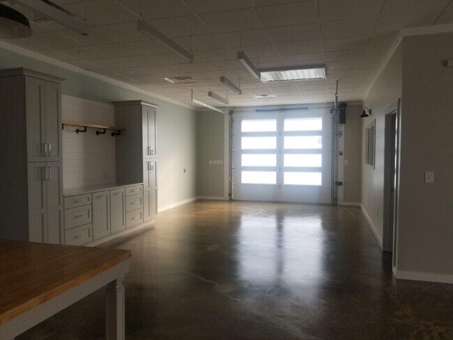 Building Photo - 6047 Wayne Memorial Dr